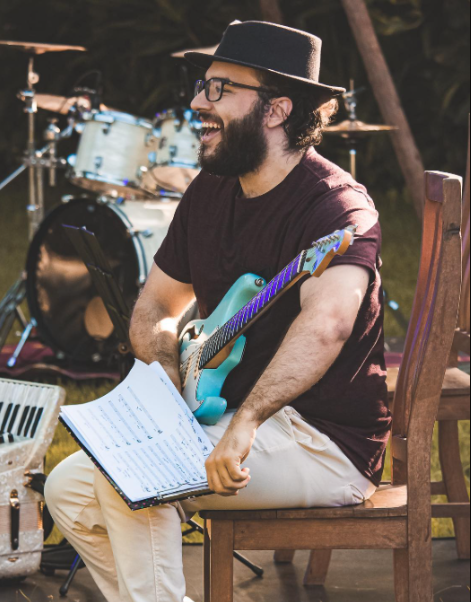 Luke Oliveira em apresentação ao vivo